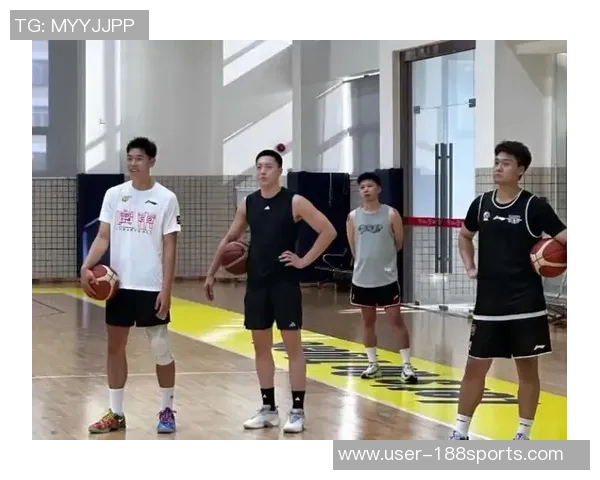 媒体人分享广东全运男篮探班照片赵睿身穿北京T恤与胡明轩崔永熙同框合影